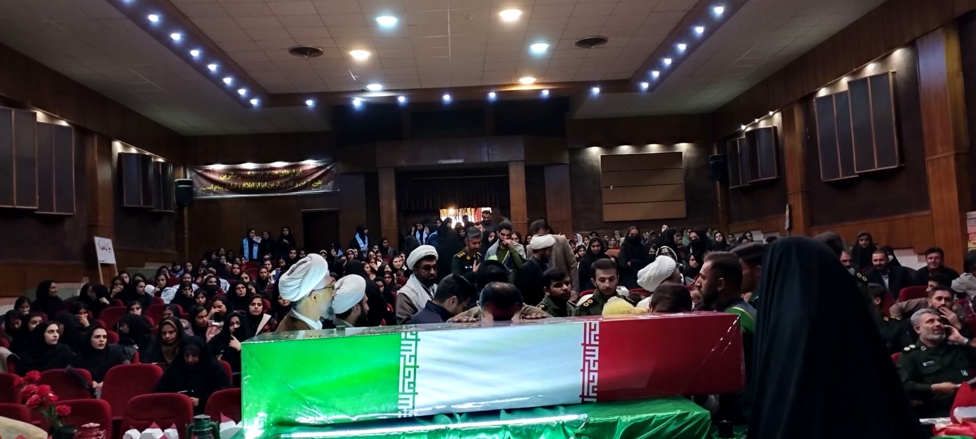  استقبال اردل از شهید گمنام همزمان با یادواره شهدای روحانیت