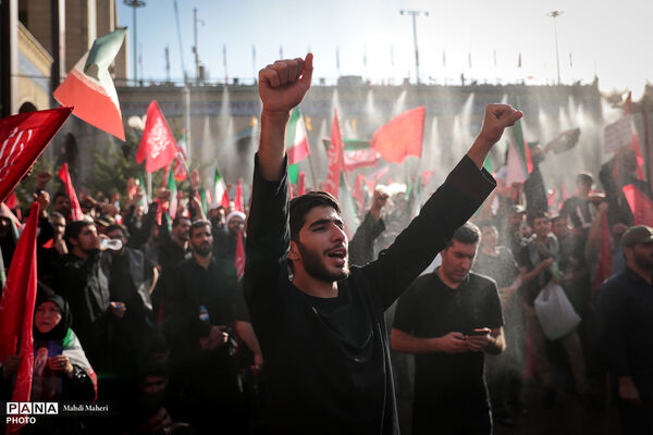 اقامه نماز بر پیکر مطهر رهبر شهید انقلاب و شهدای خانواده ایشان-2