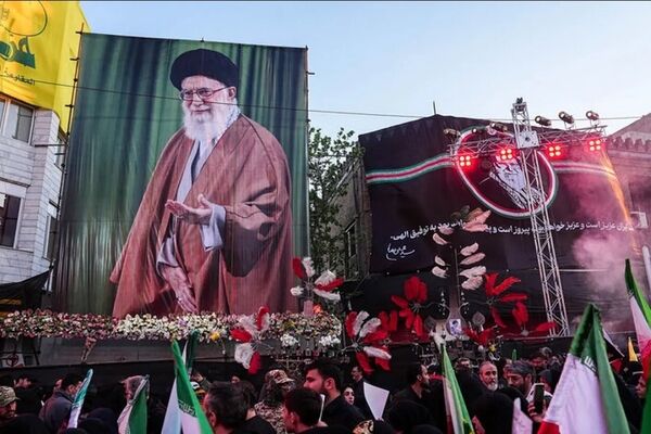 آغاز مراسم تشییع پیکر رهبر شهید و اهل بیت گرامی ایشان در مصلی نماز جمعه تهران