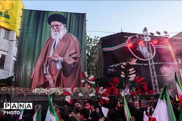 آغاز مراسم تشییع پیکر رهبر شهید و اهل بیت گرامی ایشان در مصلی نماز جمعه تهران