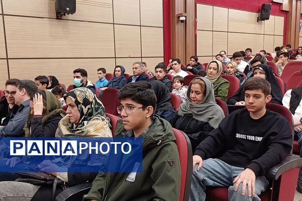 تقدیر از دانش‌آموزان دبیرستان هیات امنایی البرز در اردوگاه استانی شهید محمد منتظری شهریار 