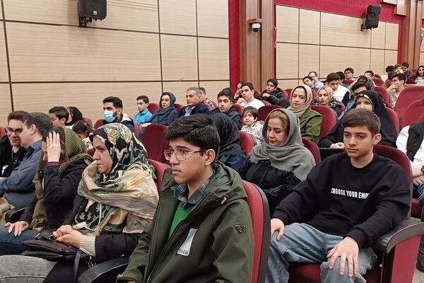 تقدیر از دانش‌آموزان دبیرستان هیات امنایی البرز در اردوگاه استانی شهید محمد منتظری شهریار 