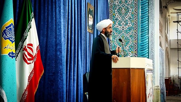 برگزاری نماز جمعه وحدت‌آفرین نظرآباد با رونمایی کتاب قرآنی و ارائه خدمات فرهنگی و معیشتی در مصلی نظرآباد