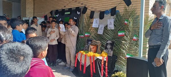 استقبال باشکوه دانش‌آموزان از پیکر شهید در مدرسه شهید مطهری