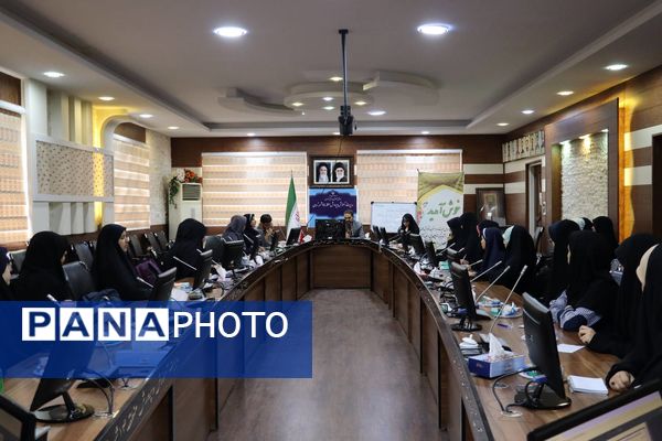 جلسه توانمندسازی دانش‌آموزان برتر در مسابقات قرآن و عترت