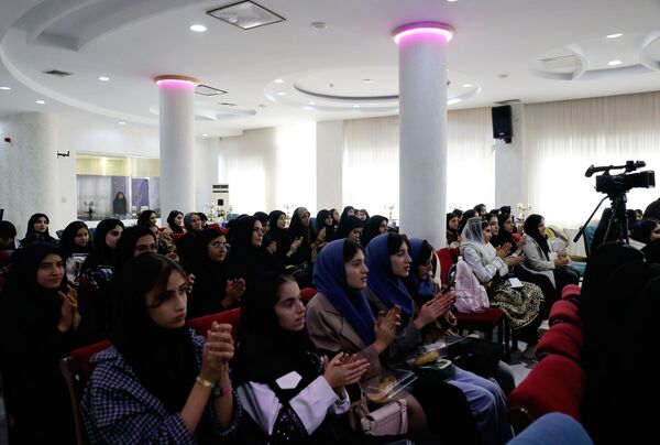 آیین تجلیل از برگزیدگان جشنواره‌های فرهنگی و هنری شمال‌غرب کشور در تبریز