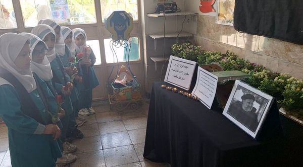 مراسم گرامیداشت شهدای خدمت در مدارس شهرستان فیروزکوه