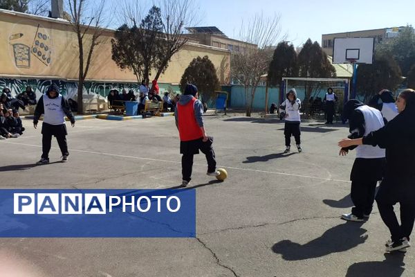 المپیاد ورزشی درون مدرسه‌ای به مناسبت گرامیداشت دهه فجر در آموزشگاه آرمینه مصلی نژاد شهرری