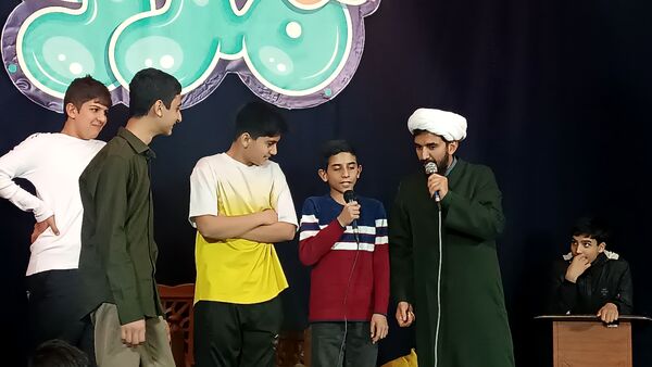 مسابقات جذاب در شب اول از اعتکاف دانش‌آموزی در بهشت نیشابور