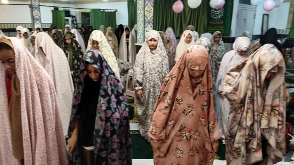 نوجوانان دختر در اعتکاف؛ لحظاتی سرشار از نماز و معنویت