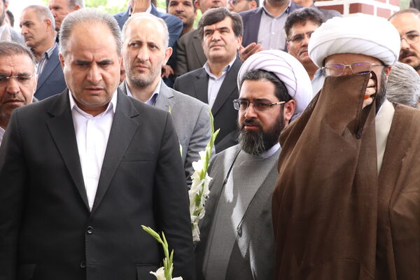 گرامیداشت مقام معلم با غبارروبی و عطرافشانی مزار شهدای فرهنگی