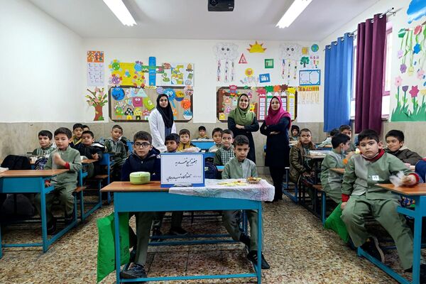 ترویج تغذیه سالم با همکاری سفیران سلامت در مدرسه پسرانه شهید رجایی