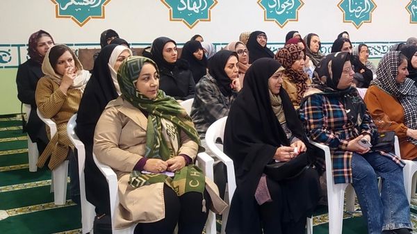 جلسه آموزش خانواده با موضوع فضای مجازی در دبستان پنجم مهر