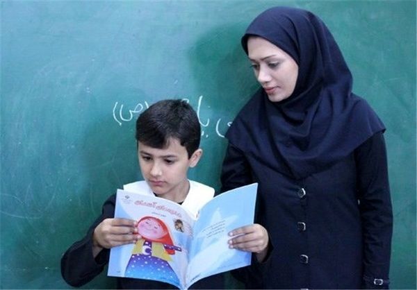 معلم با عشق به رشد مهارت‌های دانش‌آموزان می‌پردازد