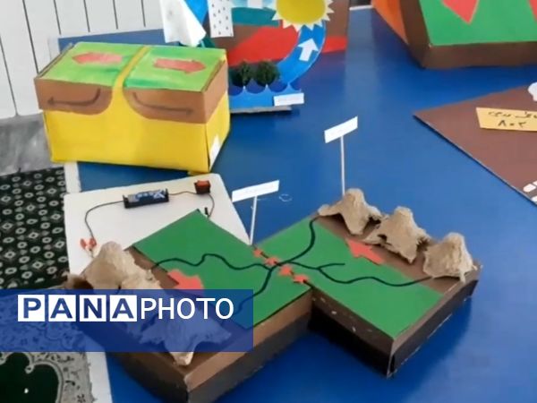 نمایشگاه دست سازه های دانش آموزان دبیرستان بهار آزادی