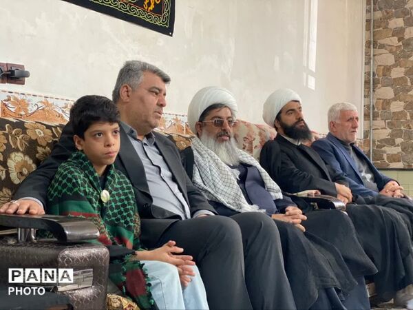 تکریم خانواده‌های معظم شهدا در شهر هشتگرد با حضور مدیران ارشد شهرستان