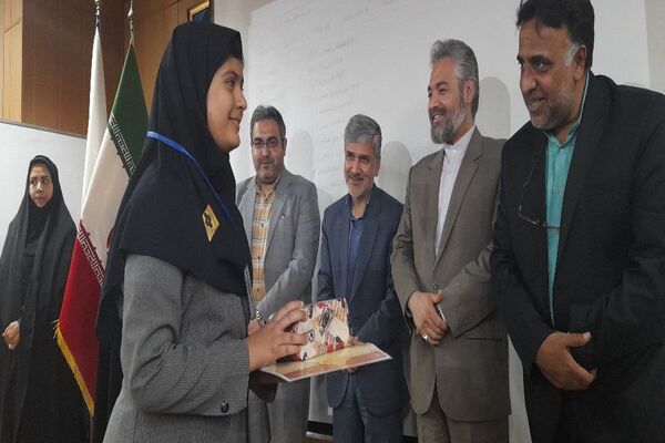 مراسم تجلیل از همیار معلم‌های نمونه دبیرستان آرمیتا مصلی نژاد