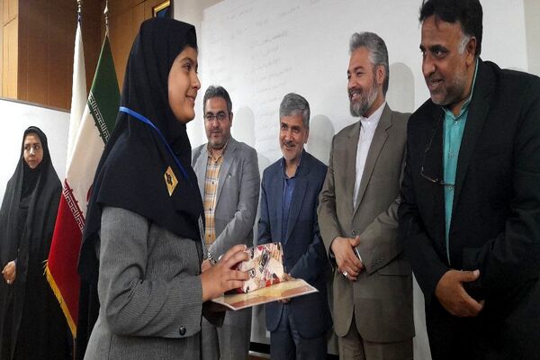 مراسم تجلیل از همیار معلم‌های نمونه دبیرستان آرمیتا مصلی نژاد