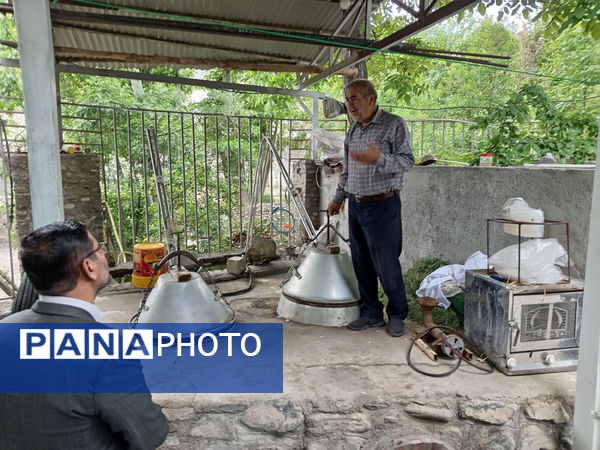 بازدید دانش‌آموزان جعفرآباد از کارگاه گلاب‌گیری روستای «بنابر»