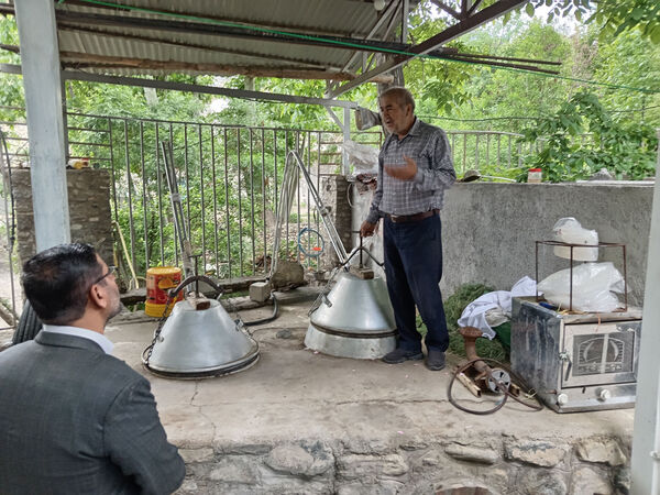 بازدید دانش‌آموزان جعفرآباد از کارگاه گلاب‌گیری روستای «بنابر»