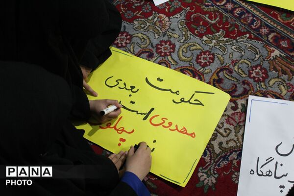 تجمع مردم ولایتمدار شهرستان فاروج بعد از اذان مغرب در میدان مرکزی شهر 