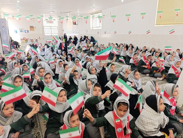 یاوران انقلاب در دبستان خدیجه کبری ابرکوه