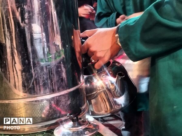 فعالیت چایخانه حضرت زهرا(س) در مسجد جامع نیشابور همزمان با هفته دفاع مقدس