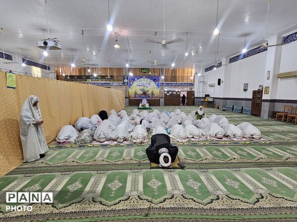 طنین زنگ نماز و عطر آیات قرآن در محفل انس با قرآن