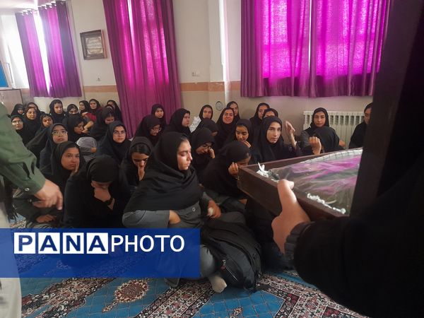 مراسم بزرگداشت شهدای جبهه مقاومت در دبیرستان حضرت معصومه(س) 