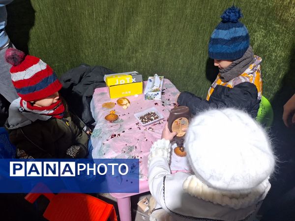 شادی مردم در کوچه وخیابان‌های مشهد در شب نیمه شعبان