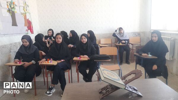 مراسم استقبال از دانش‌آموزان جدید در مدرسه هاجر 