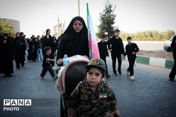 حضور خانوادگی نوجوانان دهه نودی در پیاده روی اربعین حسینی(ع)