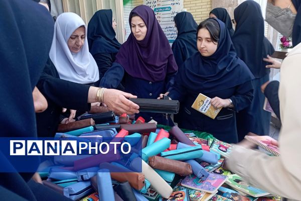 گرامیداشت ۱۳ آبان و یاد شهدای دانش‌آموز سال 57 در دبیرستان فرزانگان قوچان