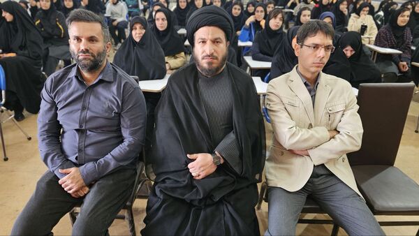 آیین گرامیداشت روز دانش‌آموز با حضور مسئولان منطقه ۱۳ در دبیرستان طلیعه شاهد