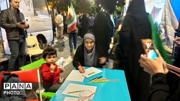 ایستاده در میدان ساعت تبریز
