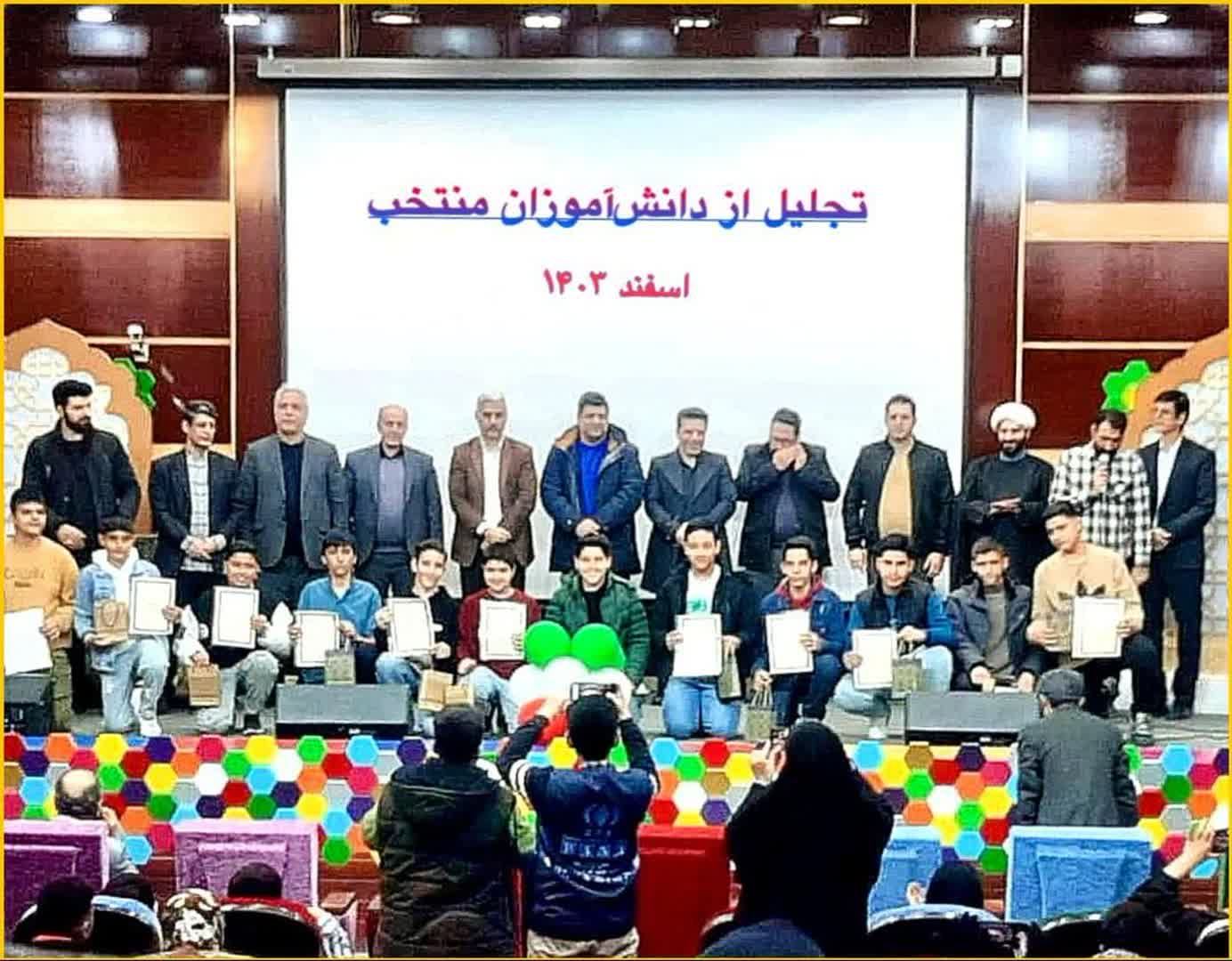 باب گفتگوی نوجوانان باید باز باشد