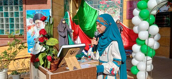 نواختن زنگ جشن جوانه‌ها در دبیرستان تیمسار فلاحی‌ناحیه یک کرج