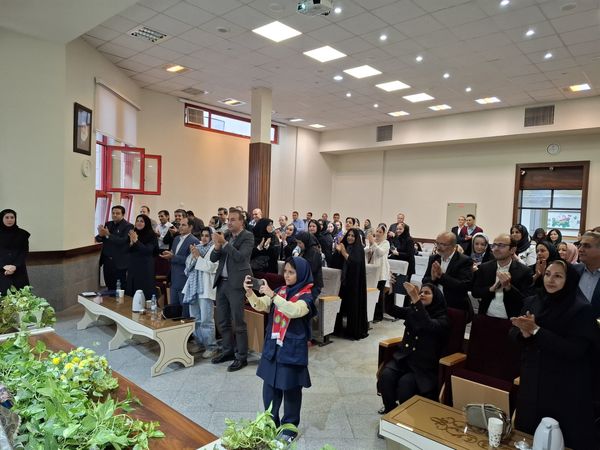 جلسه انجمن اولیا و مربیان در دبستان آرمینه مصلی نژاد ناحیه ۶ مشهد 