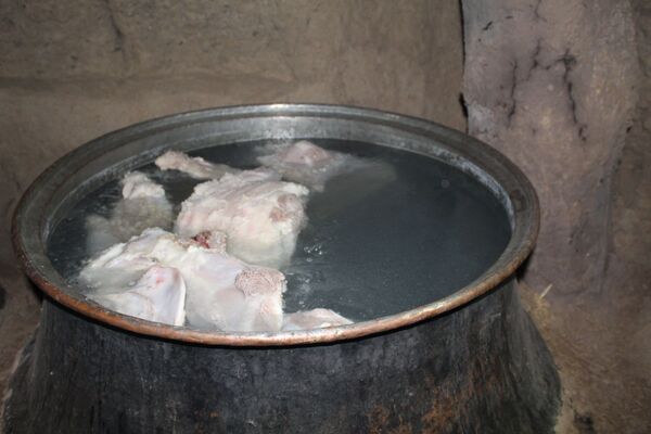 آماده‌سازی هلیم عاشورا در روستای اسحاق آباد نیشابور 