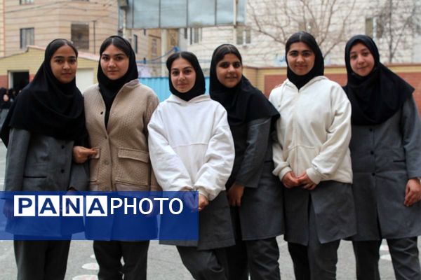 بازارچه دانش‌آموزی با طعم خلاقیت در مدرسه حضرت خدیجه(س) بهارستان‌دو