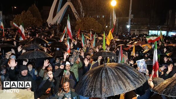 حضور حماسی مردم شهرستان نورآباد در شانزدهمین شب اجتماعات مردمی در زیر باران