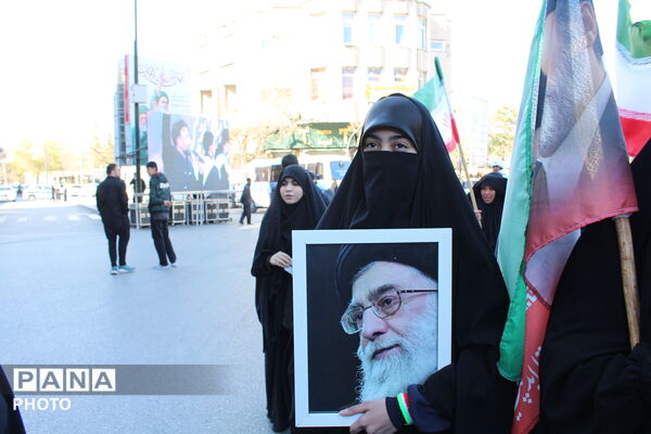  نوجوانان در صف نخست اجتماع مردمی چهلم رهبر شهید
