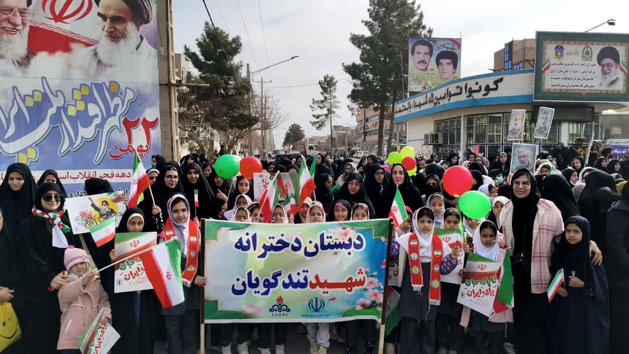  مشقِ اقتدارِ دخترانِ سرخسی در مطلعِ فجرِ ۴۷
