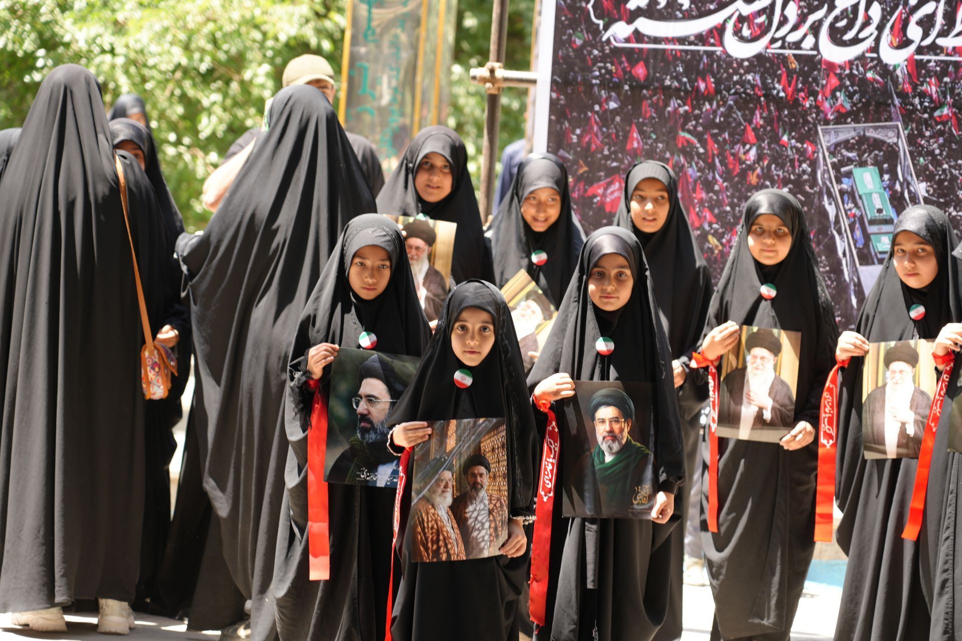 تجمع باشکوه مردم لردگان از گلزار شهدا تا مزار شهدای گمنام چشمه‌برم 