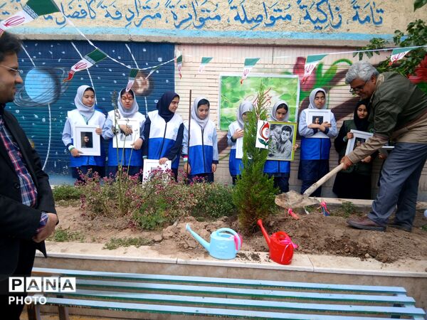 مراسم نهال امید یادواره شهید جاوید الاثر ماکان نصیری درمدرسه میثاق ناحیه ۳