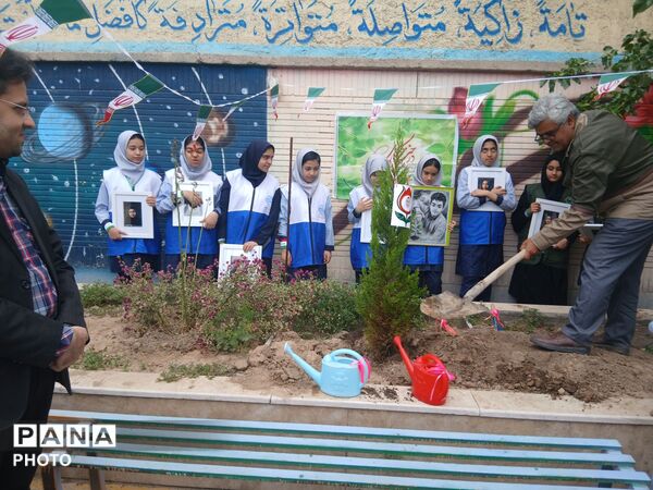 مراسم نهال امید یادواره شهید جاوید الاثر ماکان نصیری درمدرسه میثاق ناحیه ۳