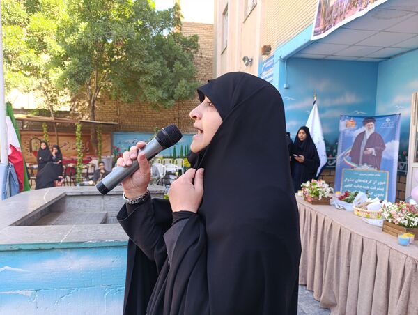 نواختن زنگ سپاس معلم در دبیرستان و دبستان میرزا جعفر سروقد