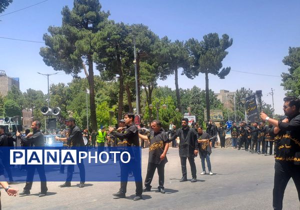 برپایی پرشور مراسم عزاداری سیدالشهدا در خیابان‌های نیشابور 