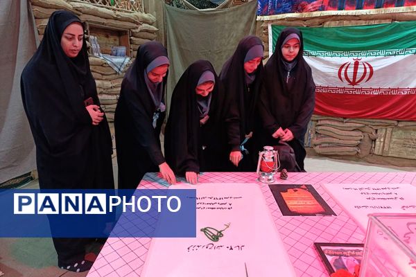 ادای احترام دانش‌آموزان دبیرستان هدی به مقام شامخ شهدا در یادواره محلی