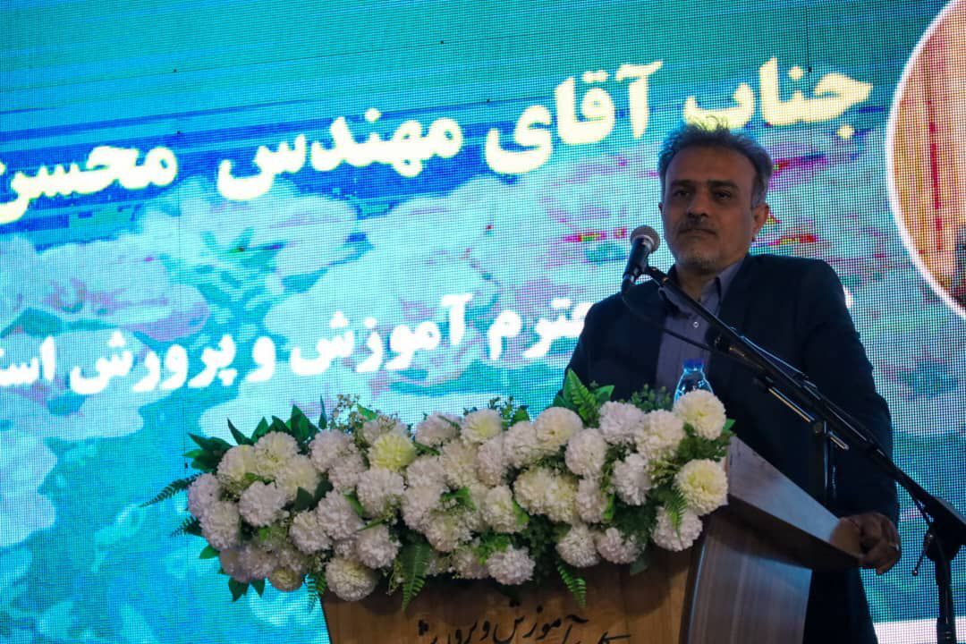 تجلیل از ۴۰۰ نفر از خدمتگزاران مدارس نواحی ۲ و ۳ شیراز و شهر صدرا  
